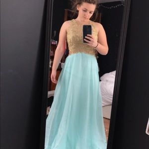 I’m selling my prom dress. Worn once size 6
